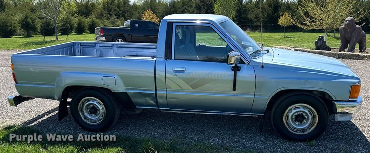 image for item NT9127 1988 Toyota pickup truck