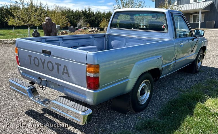 image for item NT9127 1988 Toyota pickup truck