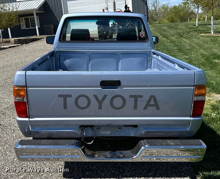 image for item NT9127 1988 Toyota pickup truck