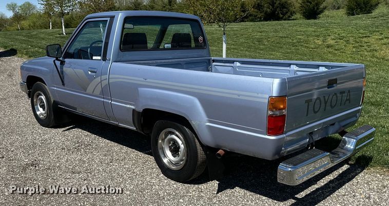 image for item NT9127 1988 Toyota pickup truck