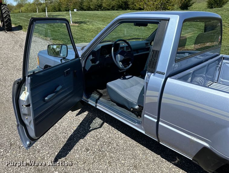 image for item NT9127 1988 Toyota pickup truck