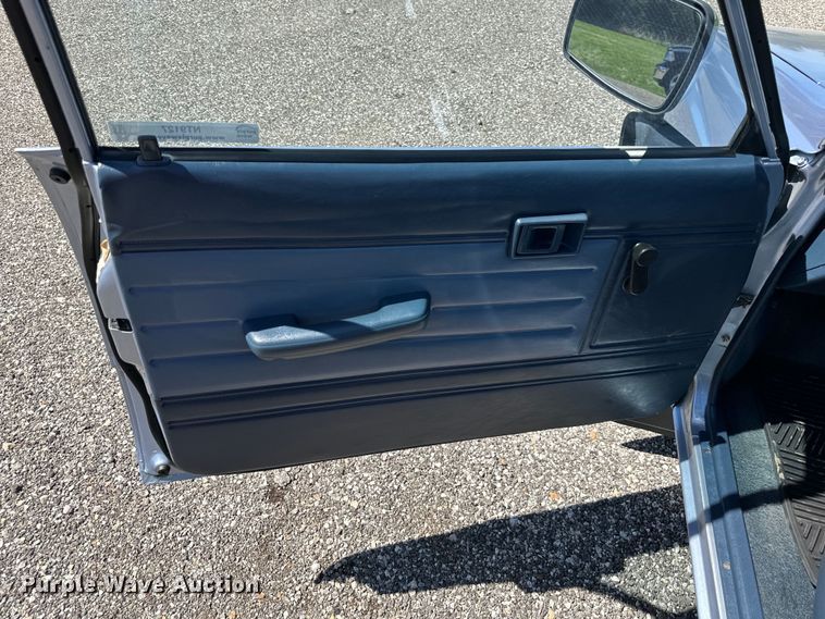 image for item NT9127 1988 Toyota pickup truck