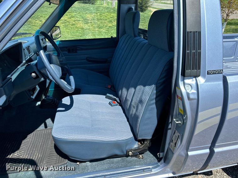 image for item NT9127 1988 Toyota pickup truck