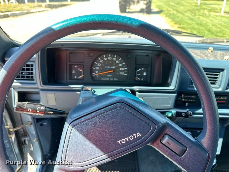 image for item NT9127 1988 Toyota pickup truck
