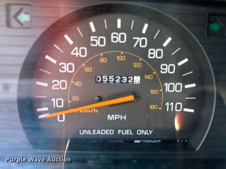 image for item NT9127 1988 Toyota pickup truck