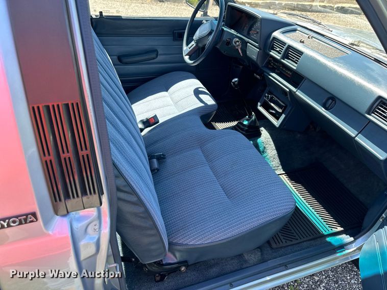 image for item NT9127 1988 Toyota pickup truck