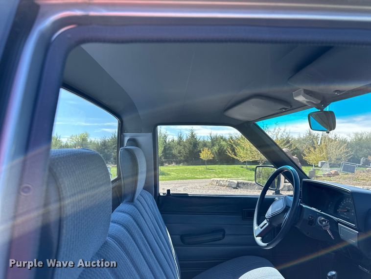 image for item NT9127 1988 Toyota pickup truck