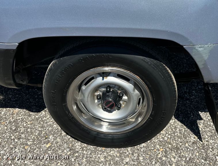 image for item NT9127 1988 Toyota pickup truck