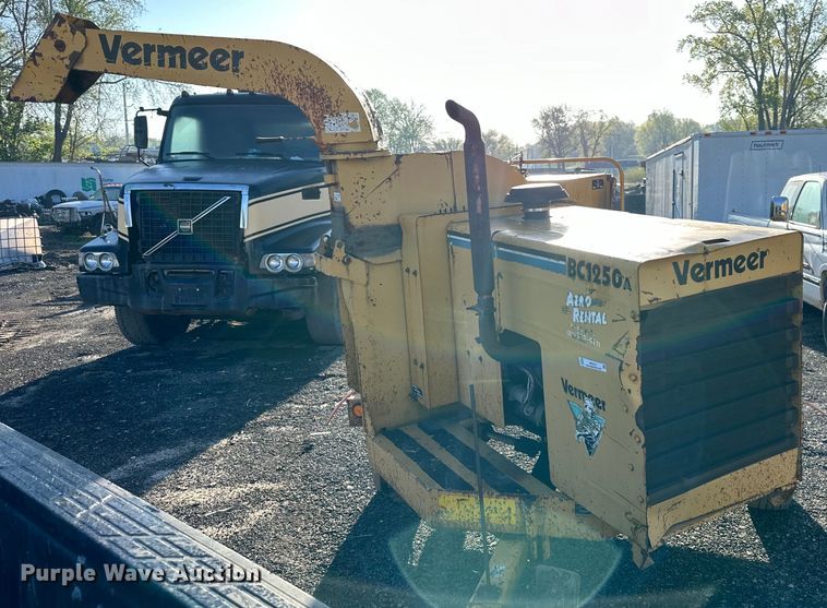 image for item NT9141 1998 Vermeer  BC1250A wood chipper