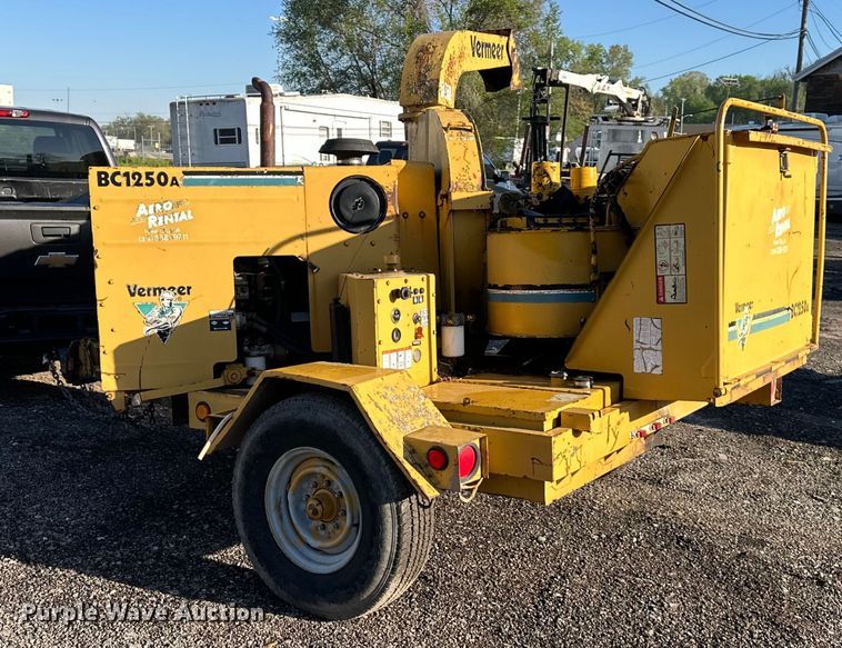 image for item NT9141 1998 Vermeer  BC1250A wood chipper