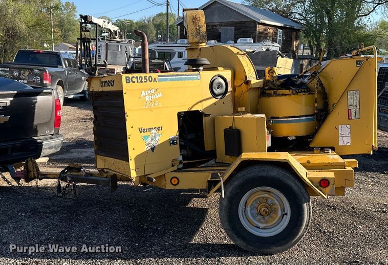 image for item NT9141 1998 Vermeer  BC1250A wood chipper