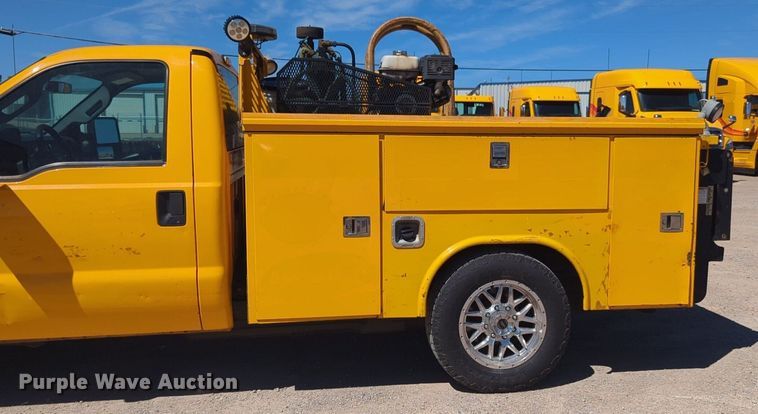 image for item NZ9575 2016 Ford F350 Super Duty utility bed pickup truck