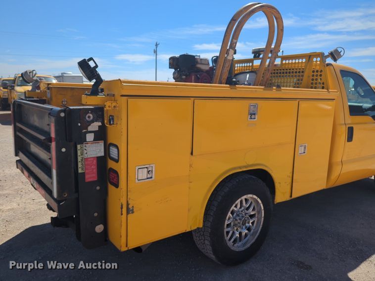 image for item NZ9575 2016 Ford F350 Super Duty utility bed pickup truck