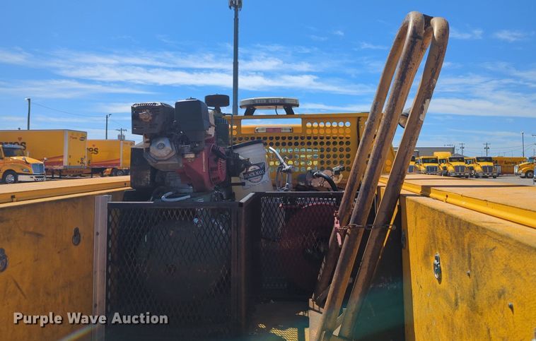 image for item NZ9575 2016 Ford F350 Super Duty utility bed pickup truck