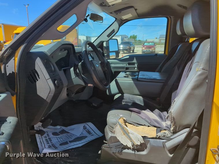 image for item NZ9575 2016 Ford F350 Super Duty utility bed pickup truck