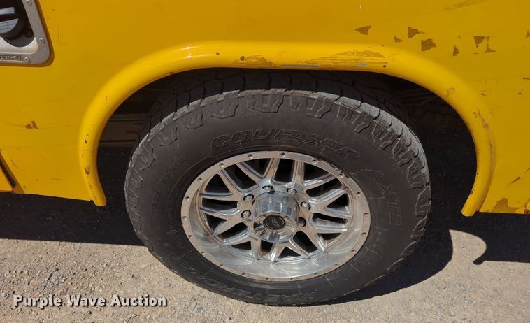 image for item NZ9575 2016 Ford F350 Super Duty utility bed pickup truck