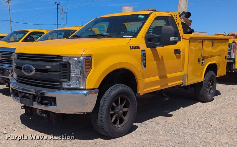 image for item NZ9580 2018 Ford F350 Super Duty  utility bed pickup truck