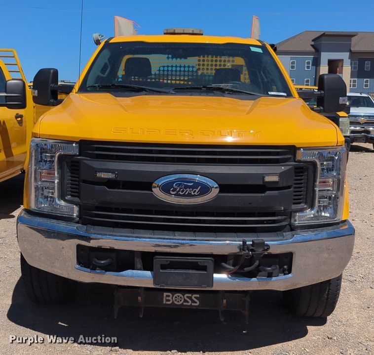 image for item NZ9580 2018 Ford F350 Super Duty  utility bed pickup truck