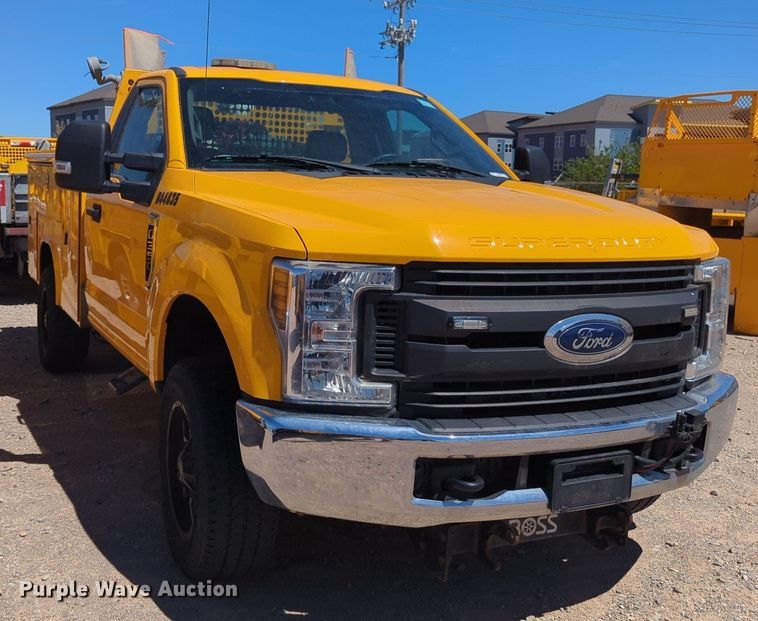 image for item NZ9580 2018 Ford F350 Super Duty  utility bed pickup truck