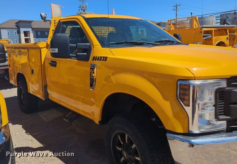 image for item NZ9580 2018 Ford F350 Super Duty  utility bed pickup truck