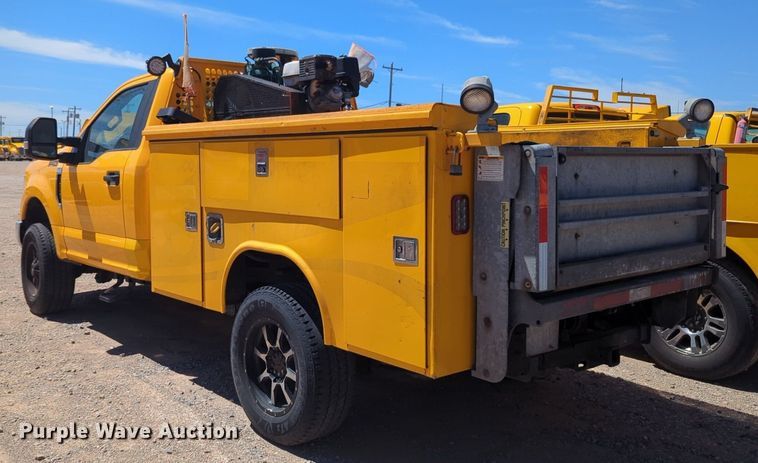 image for item NZ9580 2018 Ford F350 Super Duty  utility bed pickup truck