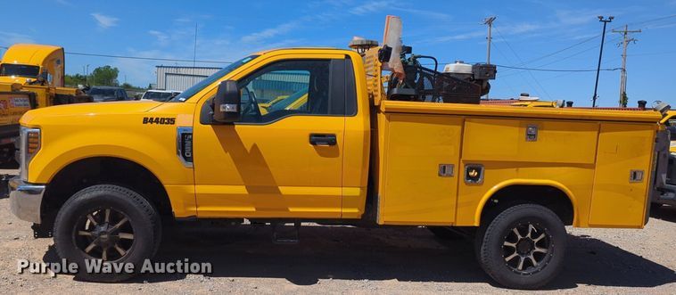 image for item NZ9580 2018 Ford F350 Super Duty  utility bed pickup truck