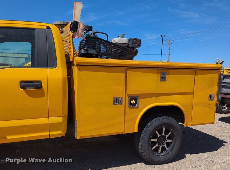 image for item NZ9580 2018 Ford F350 Super Duty  utility bed pickup truck