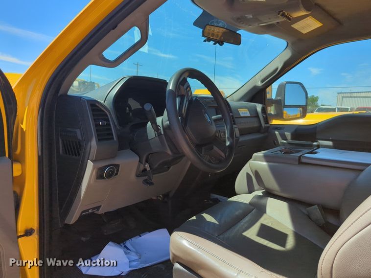 image for item NZ9580 2018 Ford F350 Super Duty  utility bed pickup truck