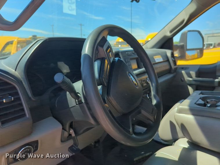 image for item NZ9580 2018 Ford F350 Super Duty  utility bed pickup truck