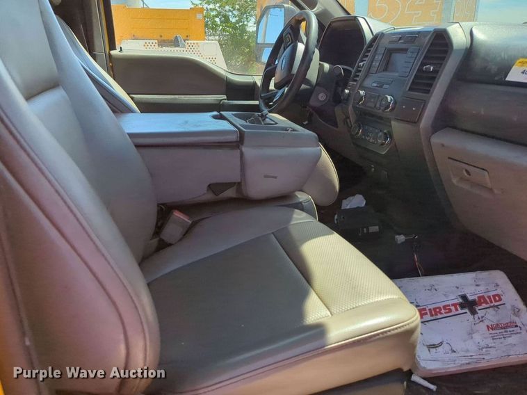 image for item NZ9580 2018 Ford F350 Super Duty  utility bed pickup truck