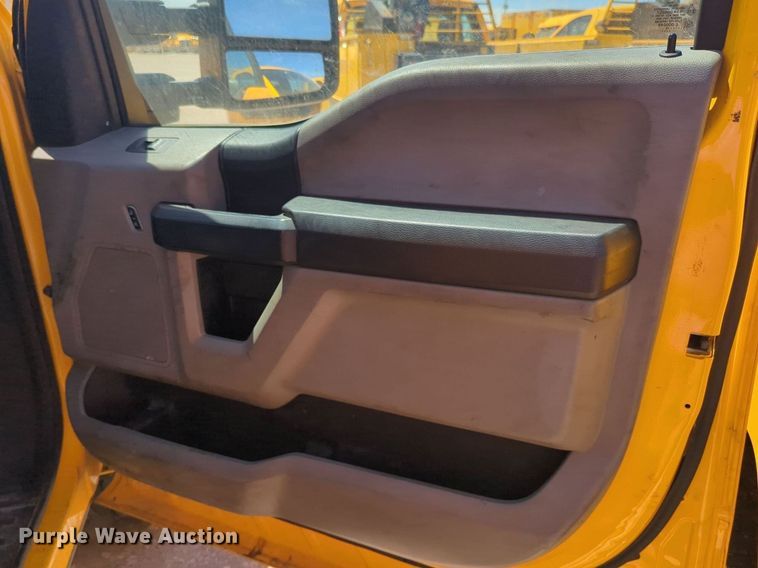 image for item NZ9580 2018 Ford F350 Super Duty  utility bed pickup truck