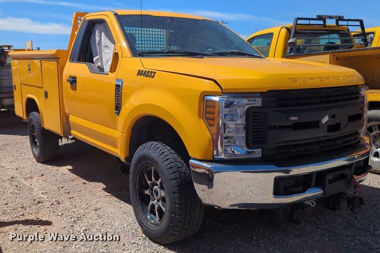 image for item NZ9581 2018 Ford F350 Super Duty  utility bed pickup truck