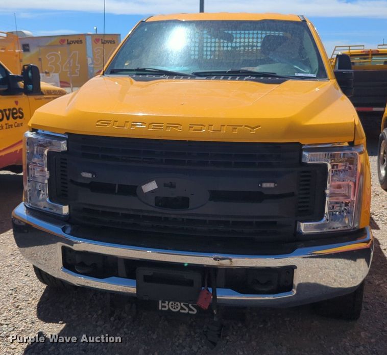 image for item NZ9581 2018 Ford F350 Super Duty  utility bed pickup truck