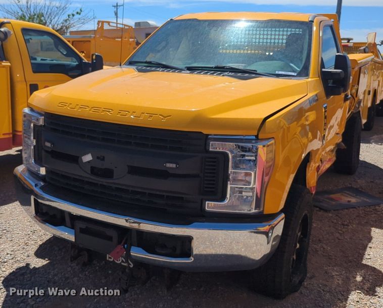 image for item NZ9581 2018 Ford F350 Super Duty  utility bed pickup truck