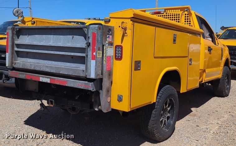 image for item NZ9581 2018 Ford F350 Super Duty  utility bed pickup truck