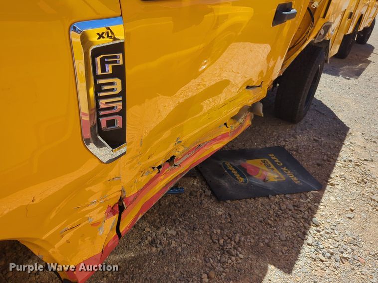 image for item NZ9581 2018 Ford F350 Super Duty  utility bed pickup truck