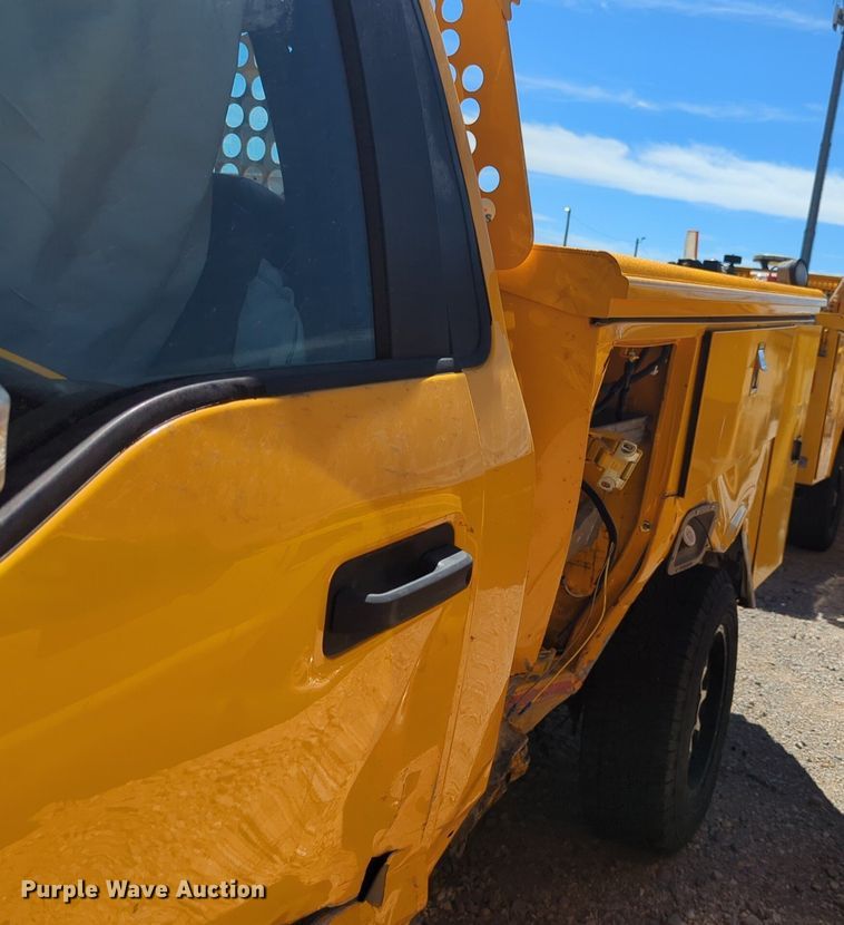 image for item NZ9581 2018 Ford F350 Super Duty  utility bed pickup truck