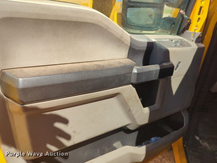 image for item NZ9581 2018 Ford F350 Super Duty  utility bed pickup truck