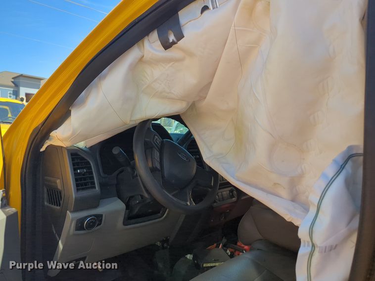 image for item NZ9581 2018 Ford F350 Super Duty  utility bed pickup truck