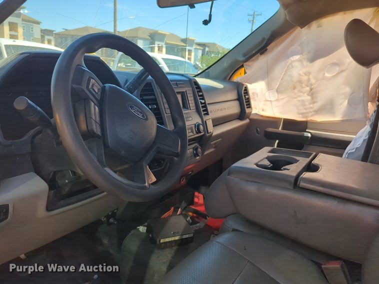 image for item NZ9581 2018 Ford F350 Super Duty  utility bed pickup truck