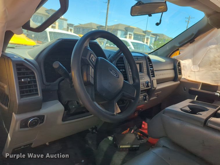 image for item NZ9581 2018 Ford F350 Super Duty  utility bed pickup truck