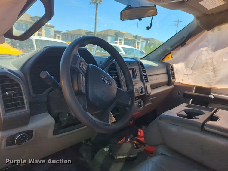 image for item NZ9581 2018 Ford F350 Super Duty  utility bed pickup truck