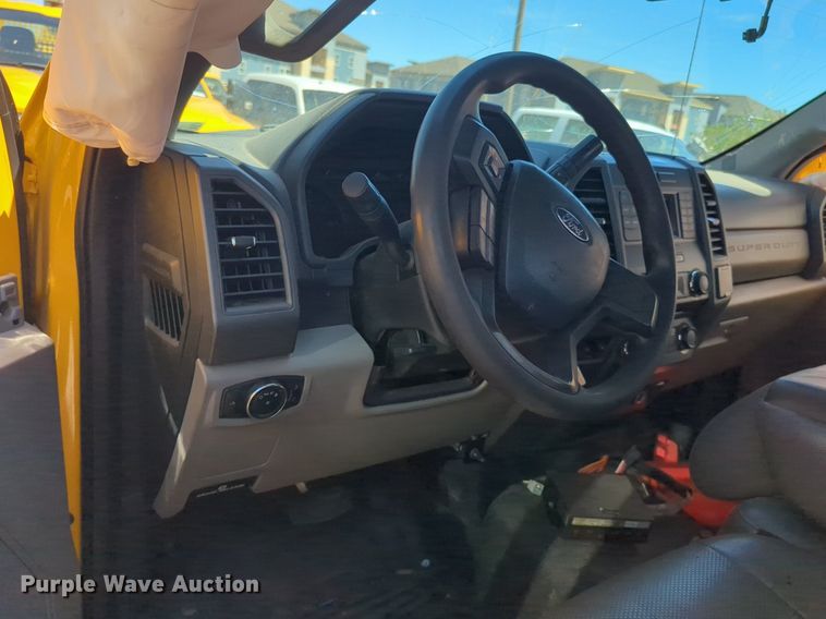 image for item NZ9581 2018 Ford F350 Super Duty  utility bed pickup truck