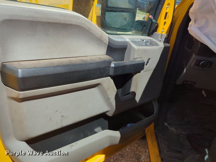 image for item NZ9581 2018 Ford F350 Super Duty  utility bed pickup truck