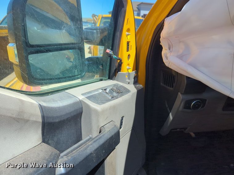 image for item NZ9581 2018 Ford F350 Super Duty  utility bed pickup truck