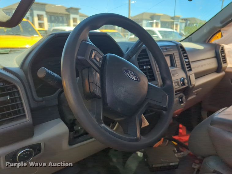 image for item NZ9581 2018 Ford F350 Super Duty  utility bed pickup truck