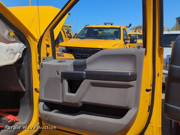 image for item NZ9581 2018 Ford F350 Super Duty  utility bed pickup truck