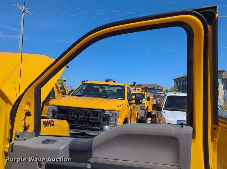 image for item NZ9581 2018 Ford F350 Super Duty  utility bed pickup truck