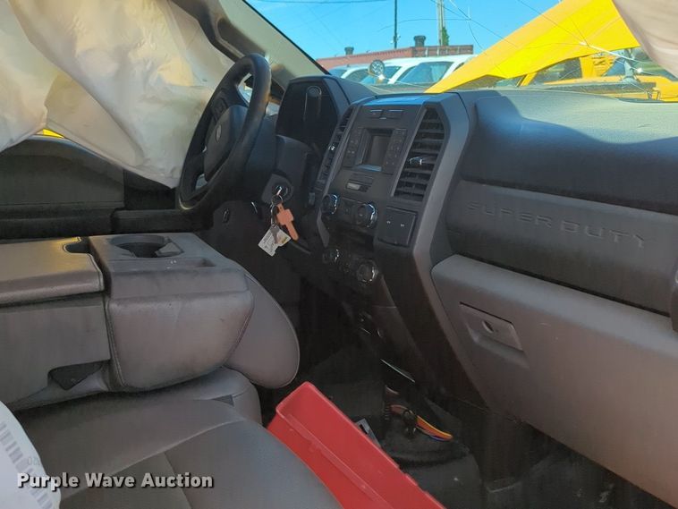 image for item NZ9581 2018 Ford F350 Super Duty  utility bed pickup truck