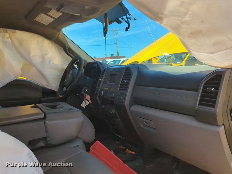 image for item NZ9581 2018 Ford F350 Super Duty  utility bed pickup truck